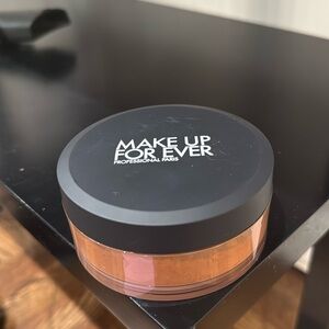 Make up forever 
ULTRA HD MATTE SETTING POWDER
24HR LOOSE SETTING POWDER